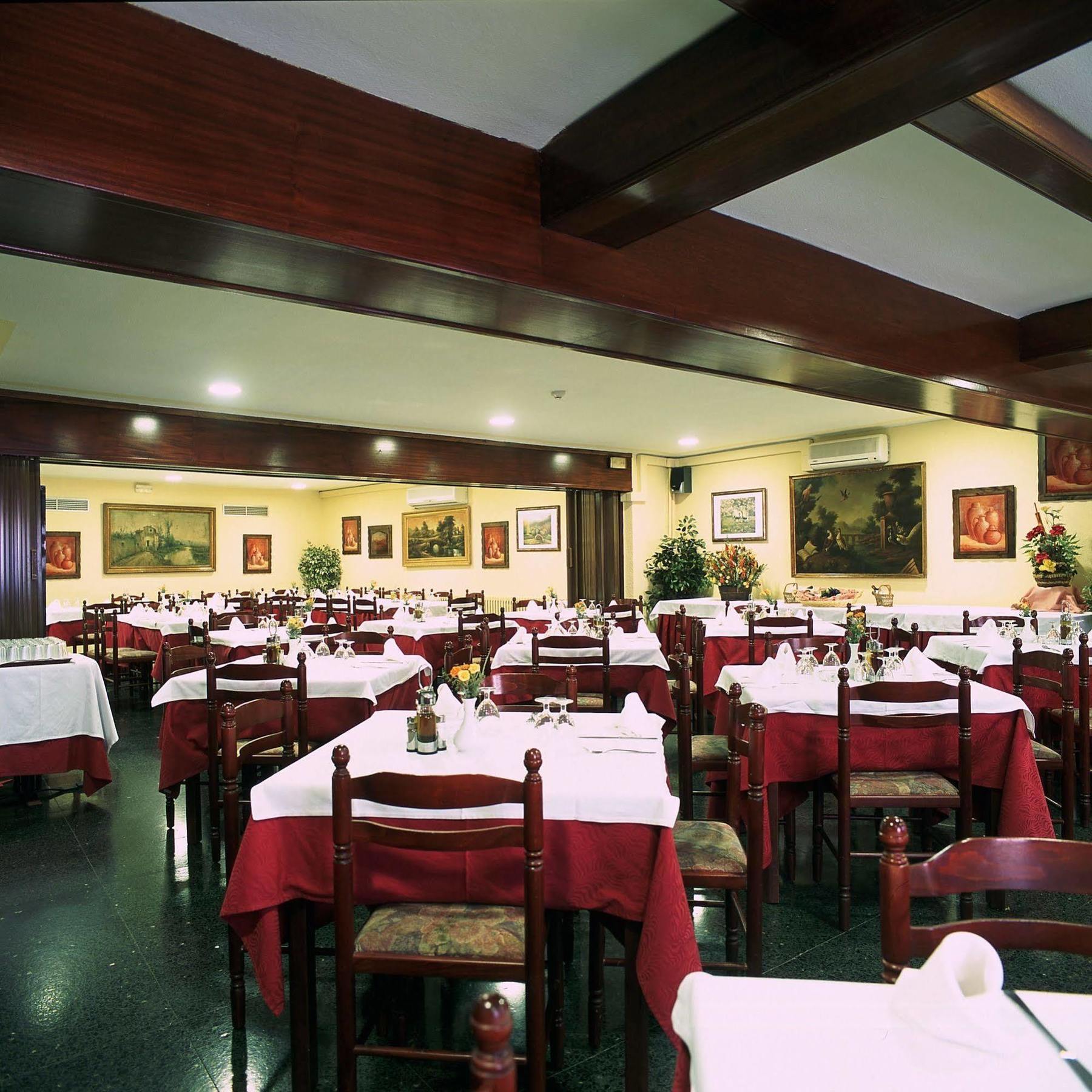 Hotel Urogallo В'єлья Ресторан фото